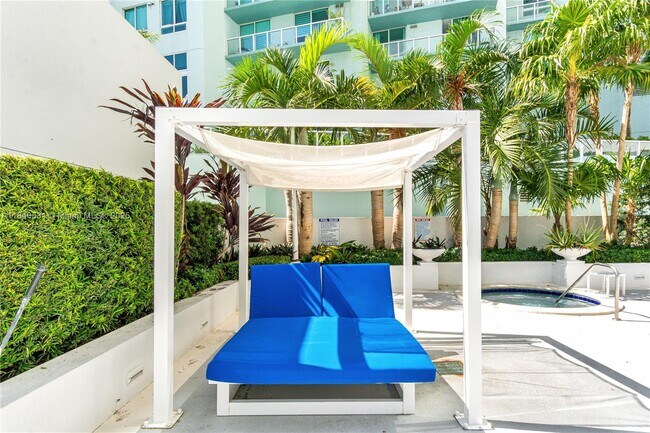 Building Photo - 1800 N Bayshore Dr
