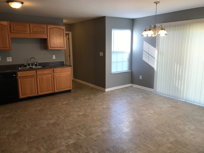 Building Photo - Greenfield - 4 Bedroom