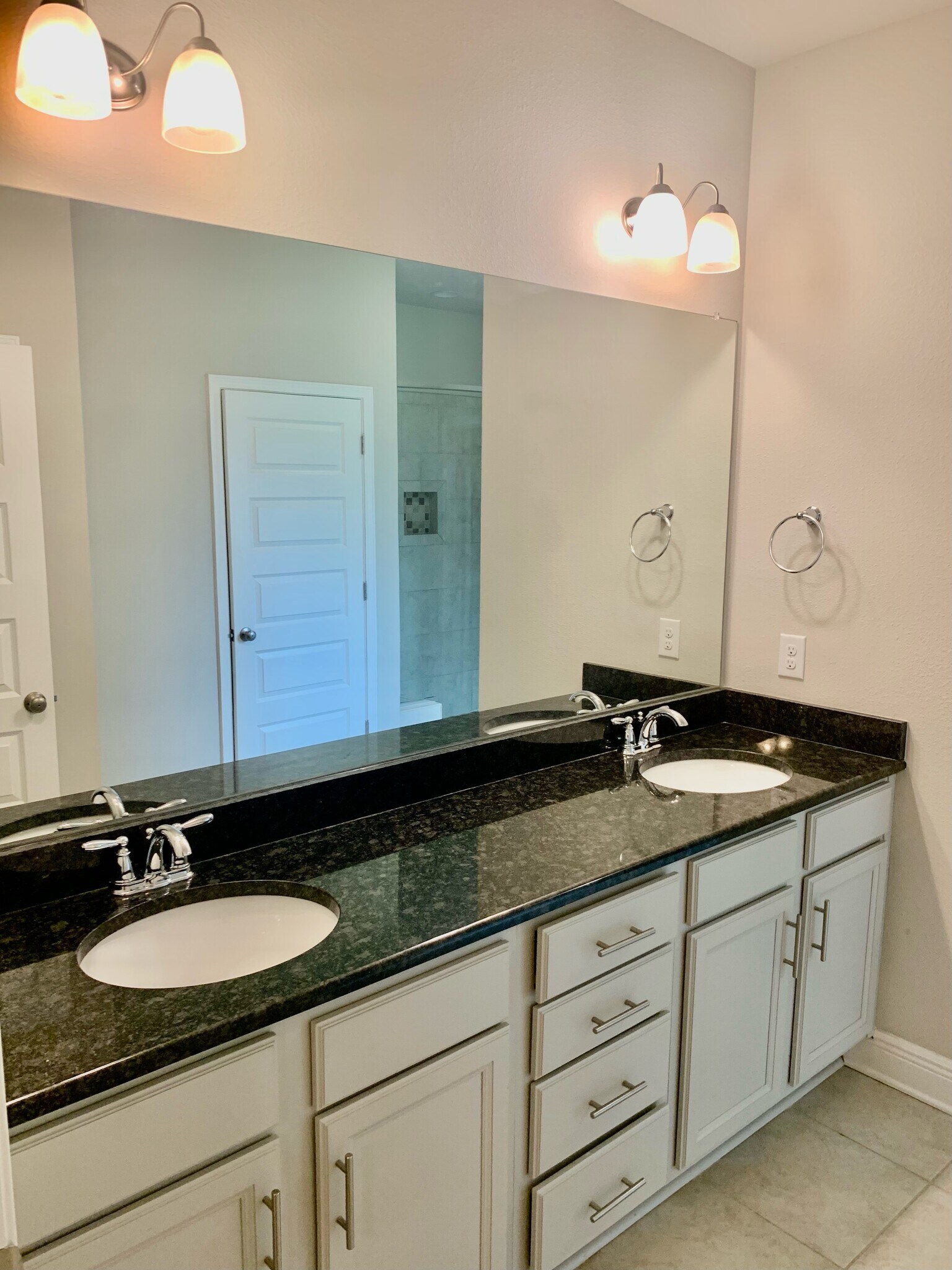 Master bathroom - 9040 Lakeview Dr