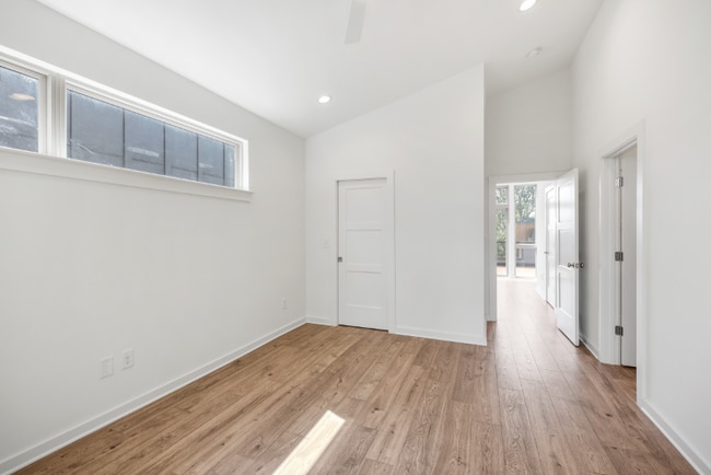 Building Photo - 3060 Edwin Cir