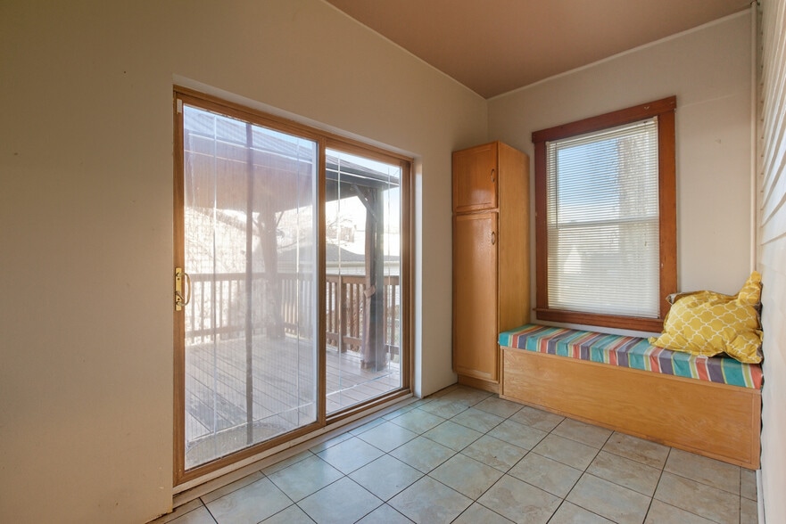 Building Photo - 5434 W Wrightwood Ave