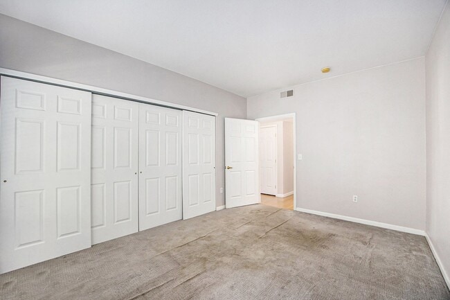 Building Photo - Light and Bright Condo in East Denver