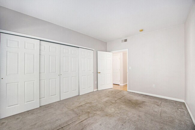 Building Photo - Light and Bright Condo in East Denver