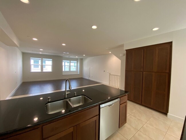 Building Photo - SUNNYVALE - executive townhome with amazin...