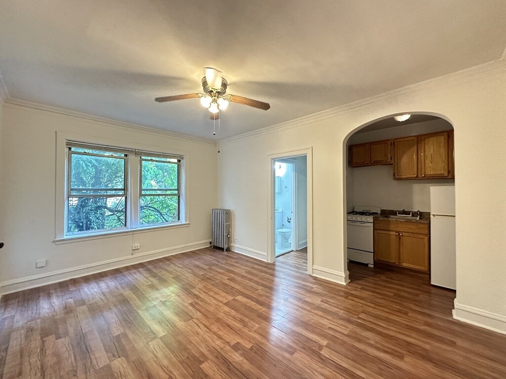 Building Photo - 2536 N Sawyer Ave