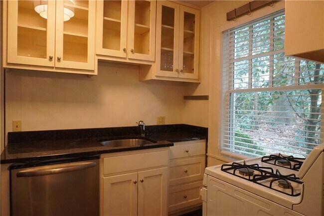 Building Photo - 2544 Peachtree Rd NW