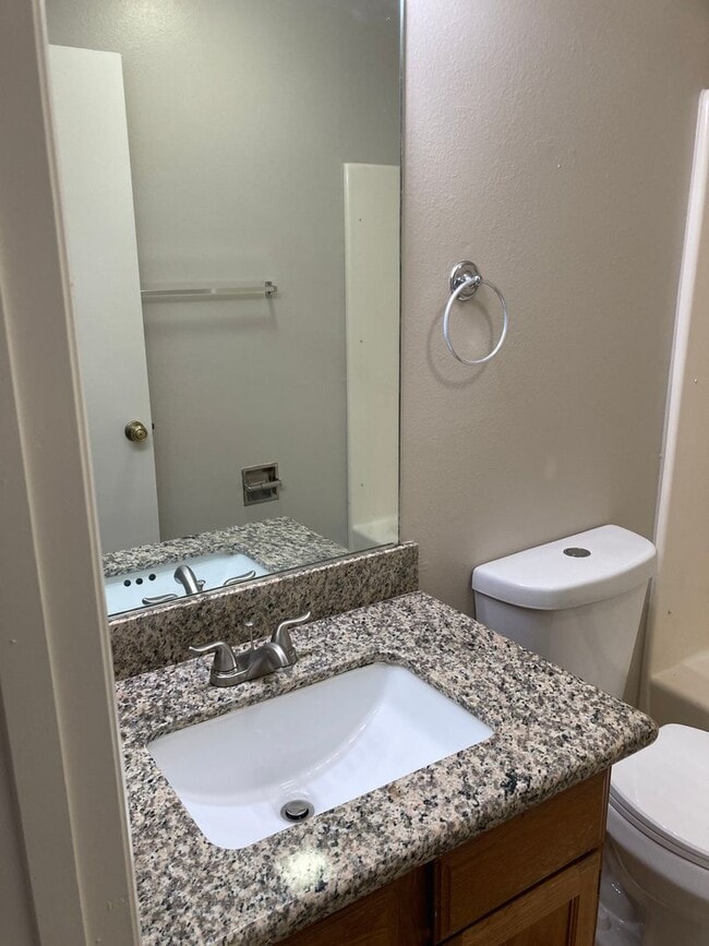 Building Photo - 3 bedroom condo in Village of Oak Creek