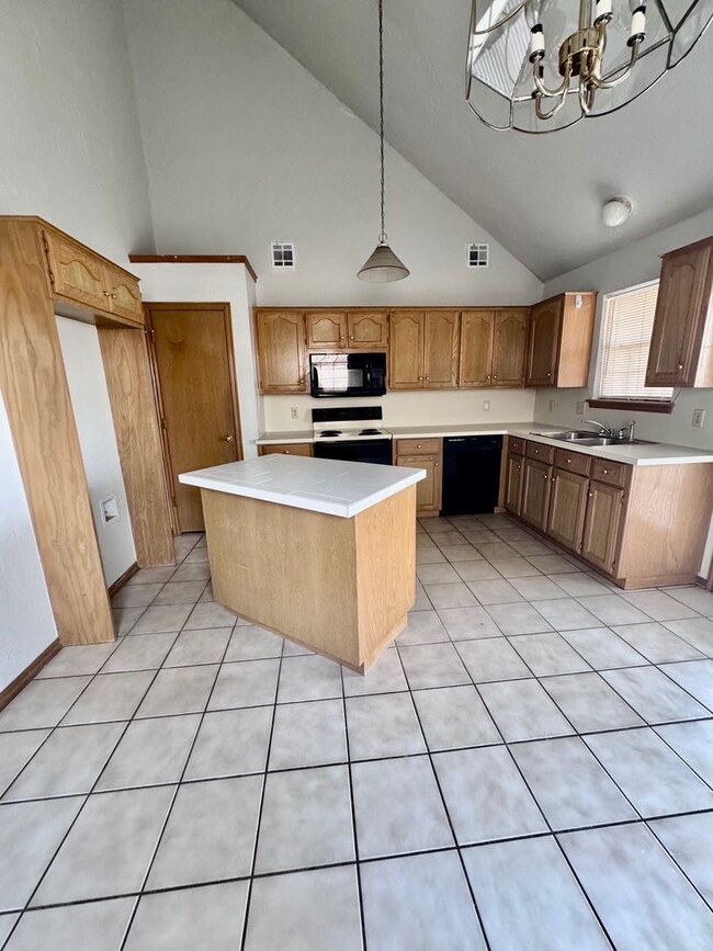 Building Photo - 2 bed, 2 bath, 2 car garage