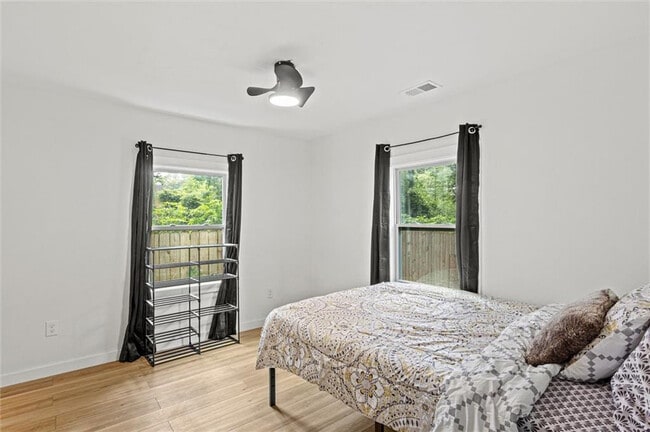 Building Photo - Room in House on Peeples St SW