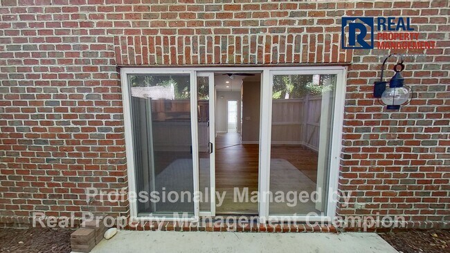 Building Photo - Fabulous End Unit Townhome with Three Master Bedrooms