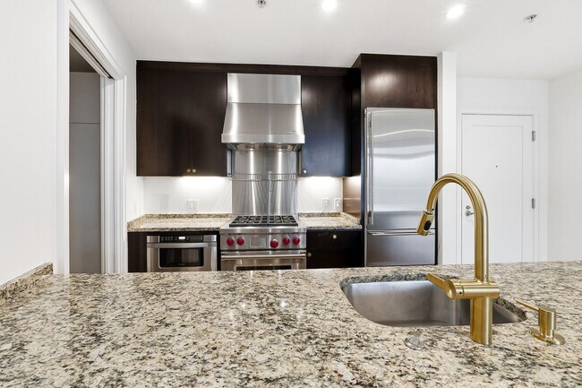 Building Photo - 10 Terminus Luxury 2 Bedroom Condo in Heart of Buckhead