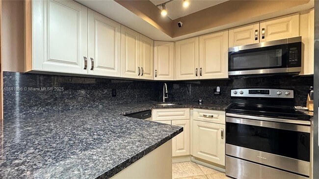 Building Photo - 4260 Village Dr