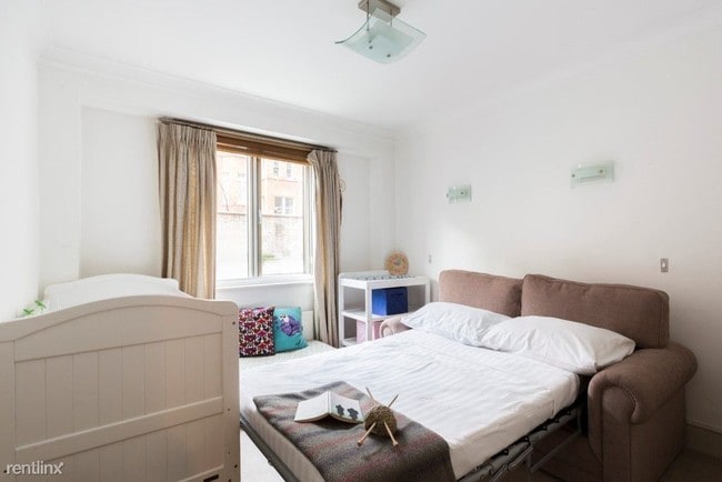 Building Photo - 42 W 12th St