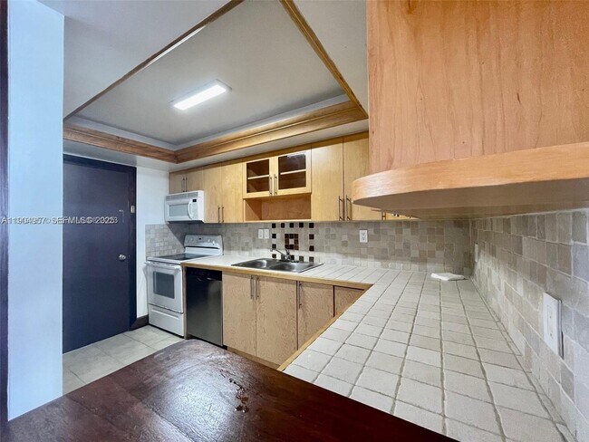 Building Photo - 18071 Biscayne Blvd