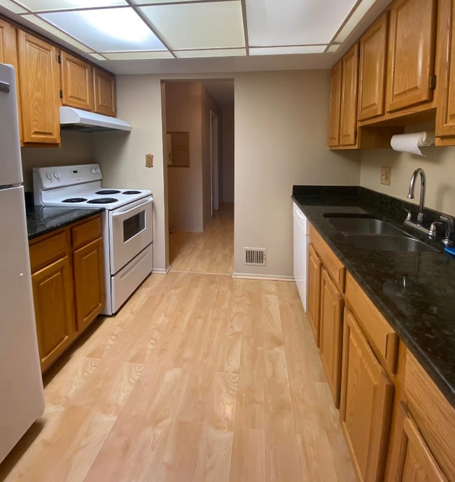 Building Photo - 628 E Fox Hills Dr