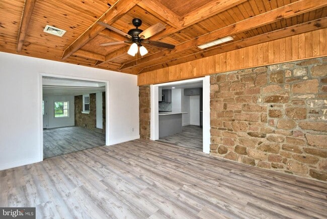 Building Photo - 205 Maple Ave