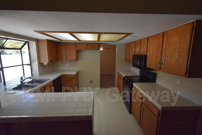 Building Photo - 954 W Osage Ave