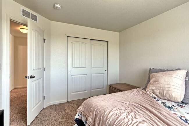 Building Photo - 3 Bedroom 2 1/2 Bath Townhome in Wellington