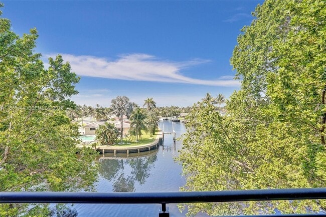 Building Photo - 516 SE 1st Cir