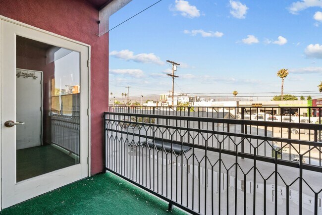 Building Photo - Amazing 2 Bed Condo in Noho!