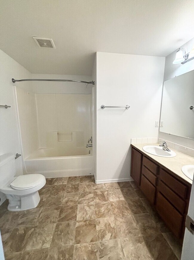 Building Photo - SW Bend House Near the Old Mill District, 4 Bdrms, 2.5 baths, A/C, Office/den, Dbl. Garage