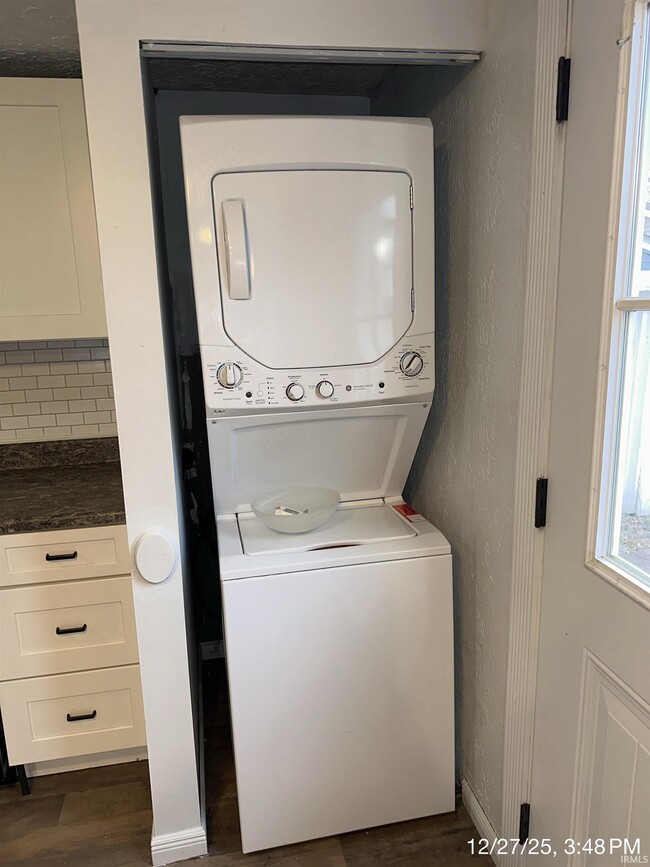 Building Photo - 1009 E Spraker St