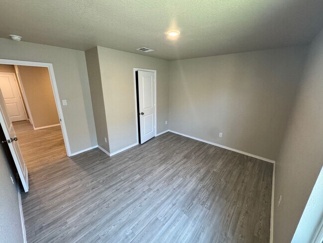 Building Photo - Move-In Ready Modern Home with Open Layout...