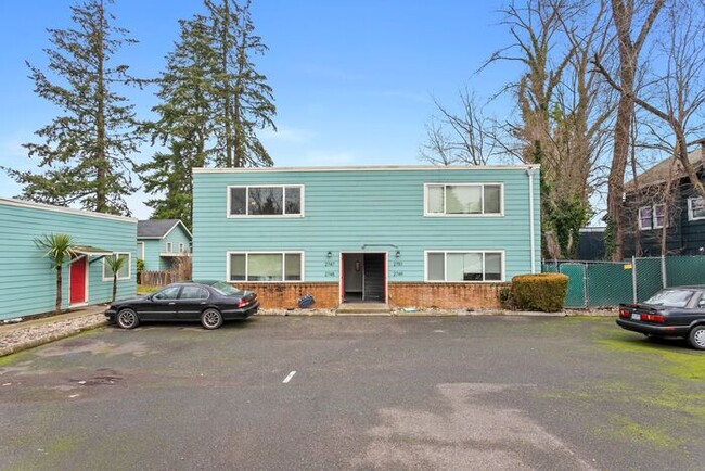 Building Photo - 2 bedroom 1 bath with washer/dryer include...