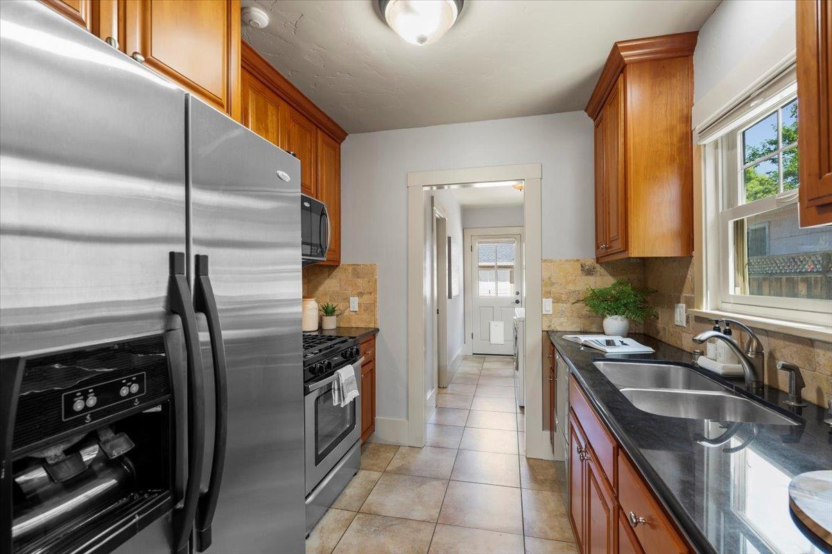 Building Photo - 1375 Magnolia Ave