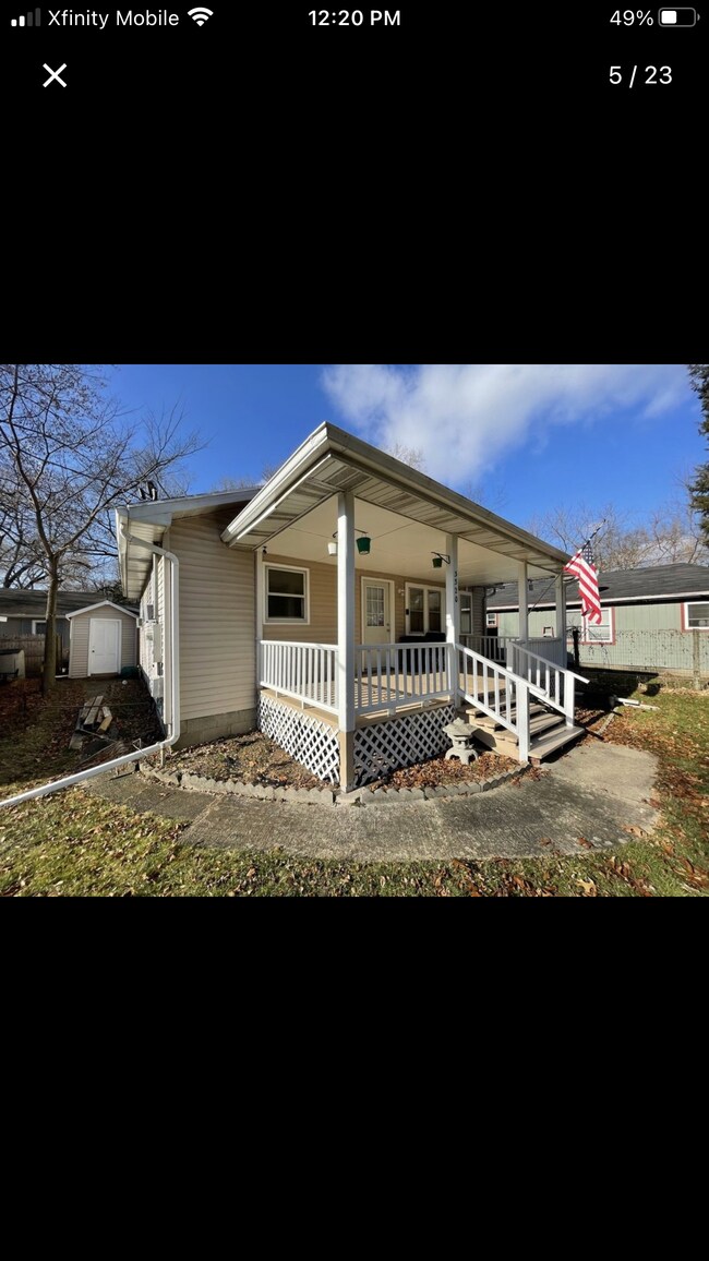 Primary Photo - 3320 N Apple Ave
