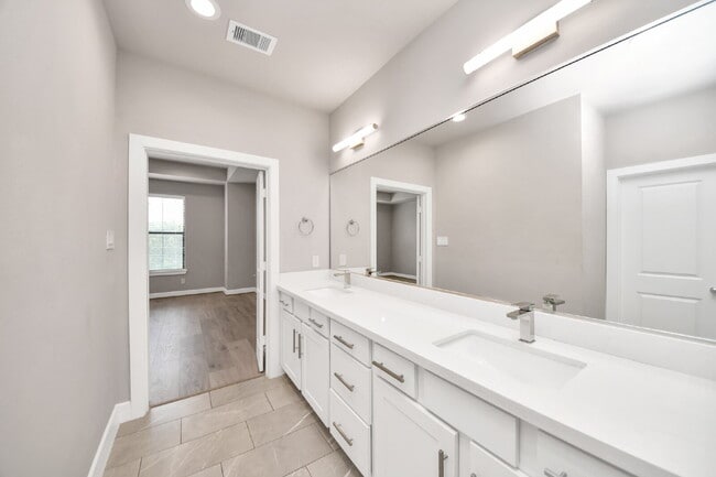 Building Photo - City views, smart layout, and Houston convenience?