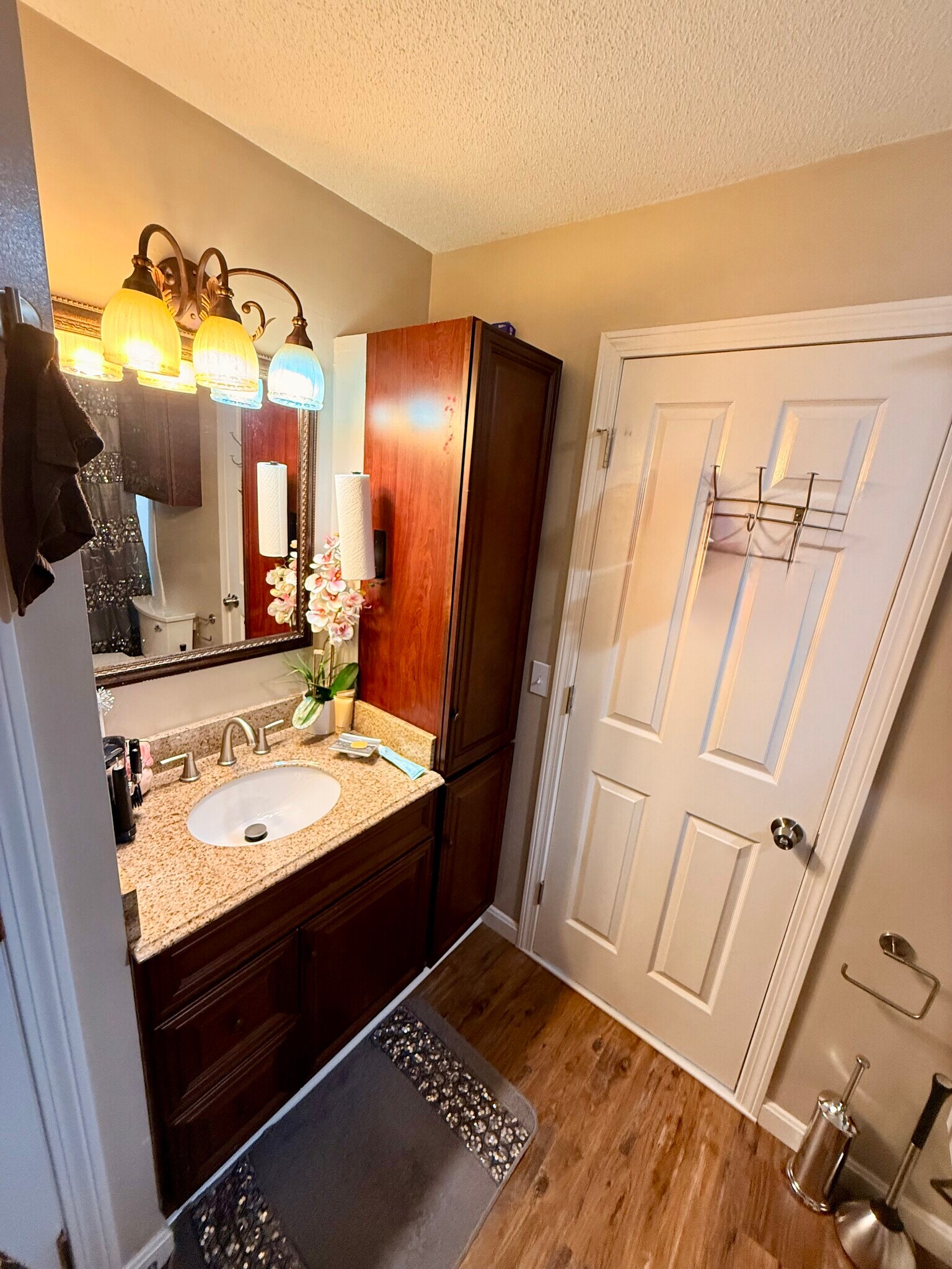 Full bath with plenty of cabinet space - 11 Devon Club Ln