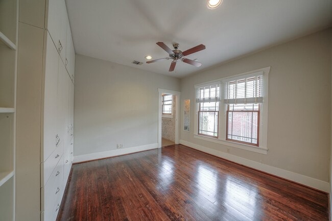 Building Photo - 1123 E 7th St