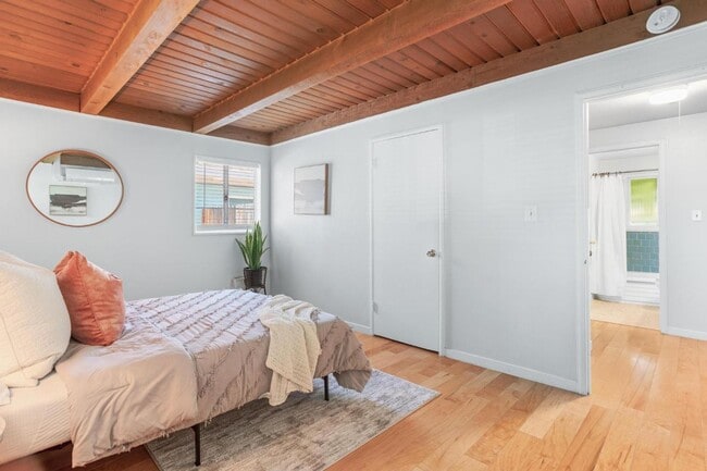 Building Photo - Charming Mid-Century Home with Detached St...