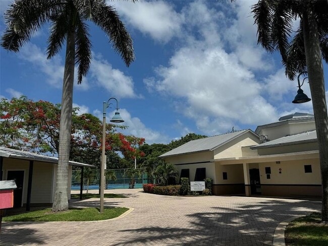 Building Photo - 2607 NE 8th Ave