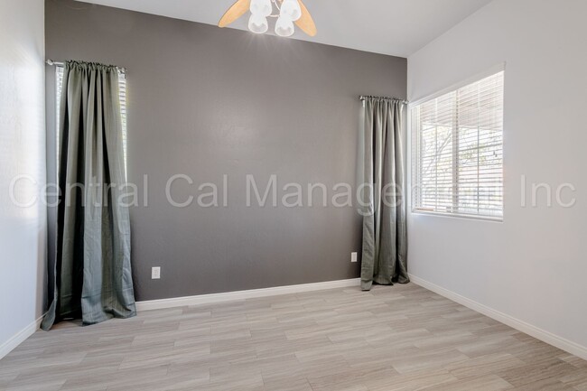 Building Photo - 3 Bedroom/2 Bath Home in Desired Southwest...