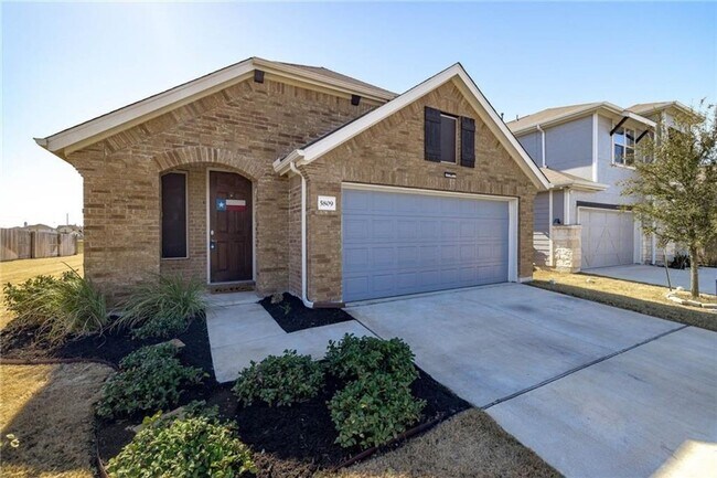 Building Photo - Warm & Inviting 3BR / 2BA Home with Large Backyard