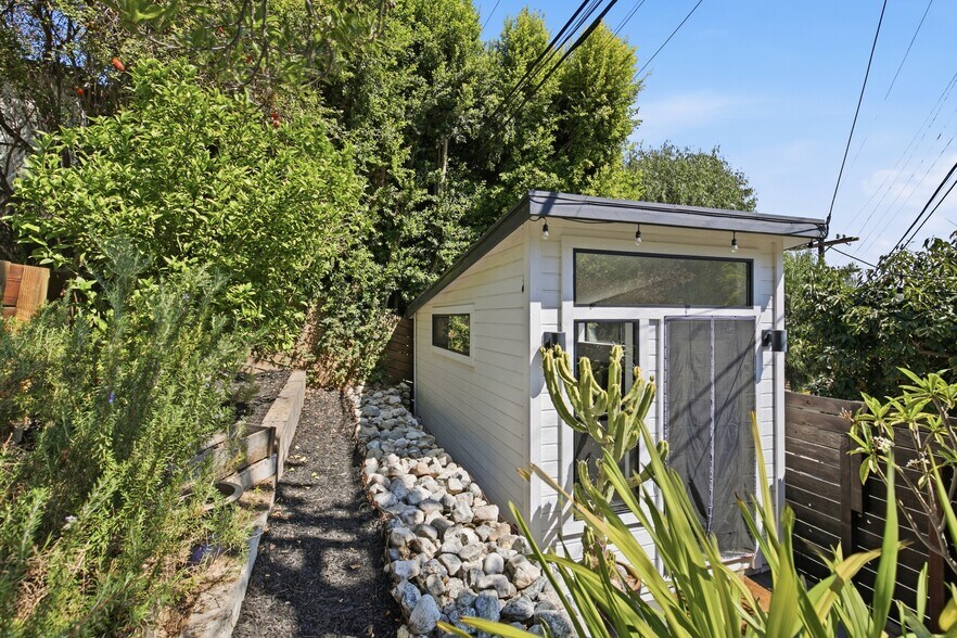 Building Photo - 8555 Walnut Dr