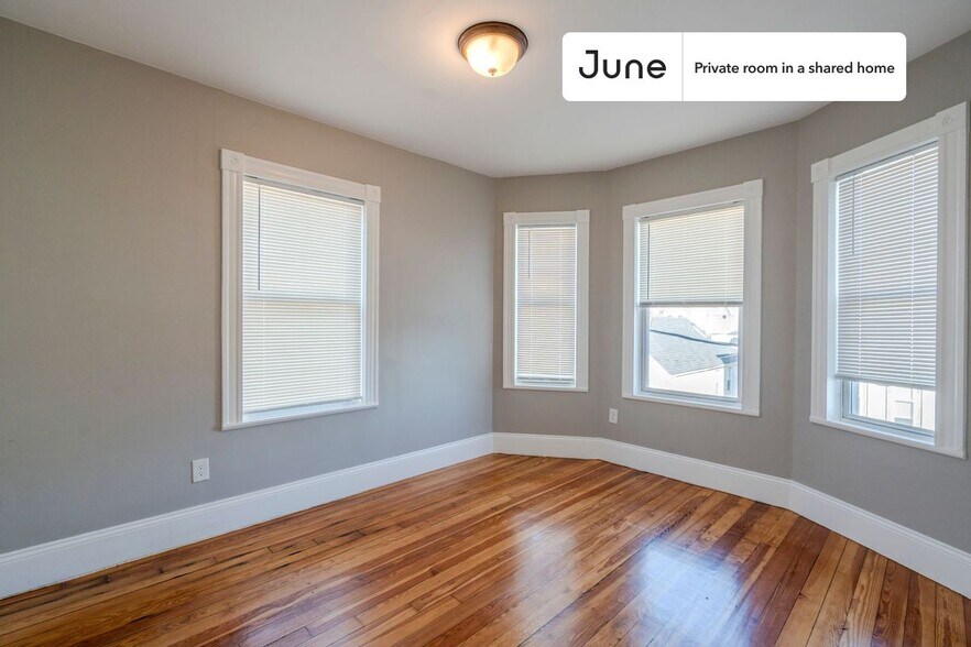 Building Photo - Private bedroom in 4 bed/1.5 bath Home
