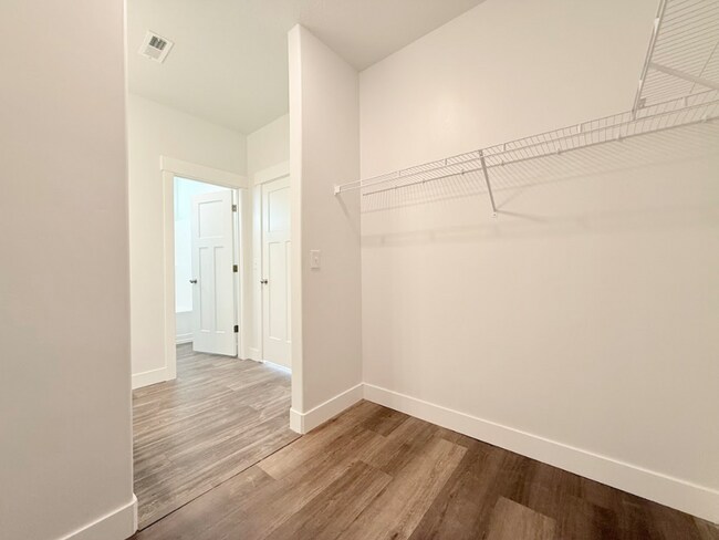 Building Photo - Gorgeous Condo in Vineyard!