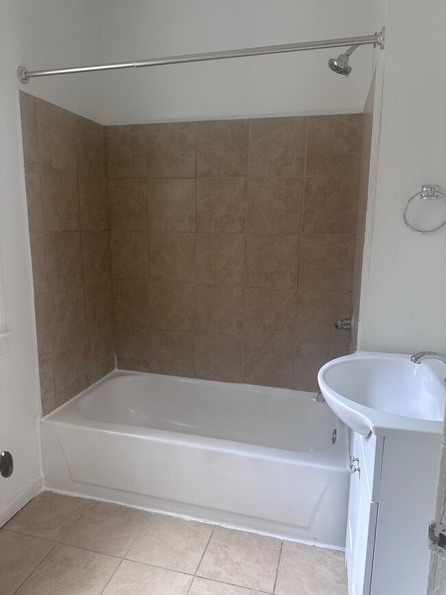 Building Photo - Spacious 5 Bedroom with Off Street Parking