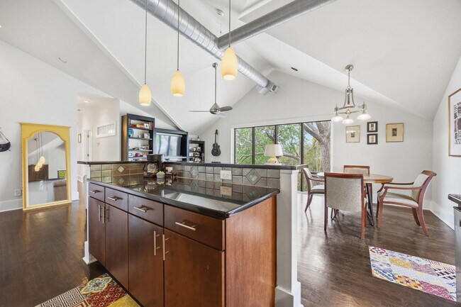 Building Photo - 261 S Limestone