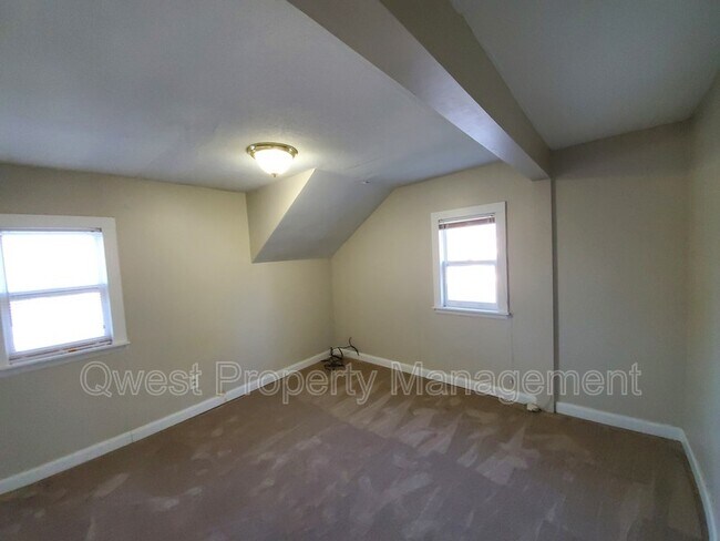 Building Photo - 784 Eleanor St NE