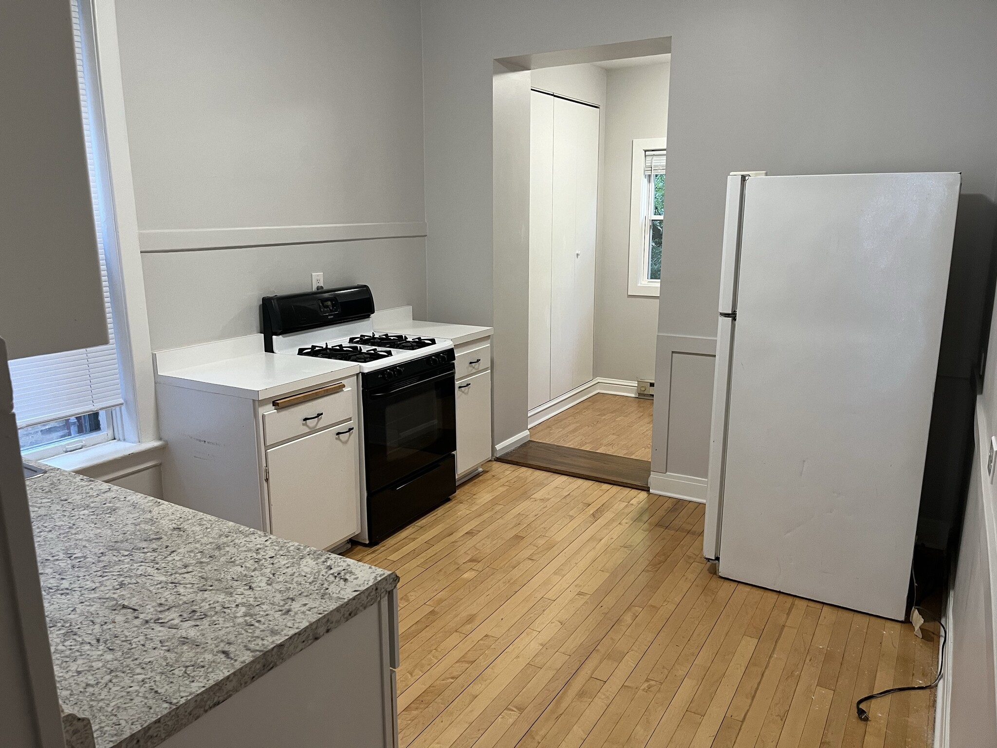 Building Photo - 1924 W Wilson Ave