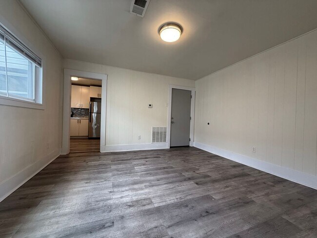 Building Photo - Updated 1BR Apt available now!