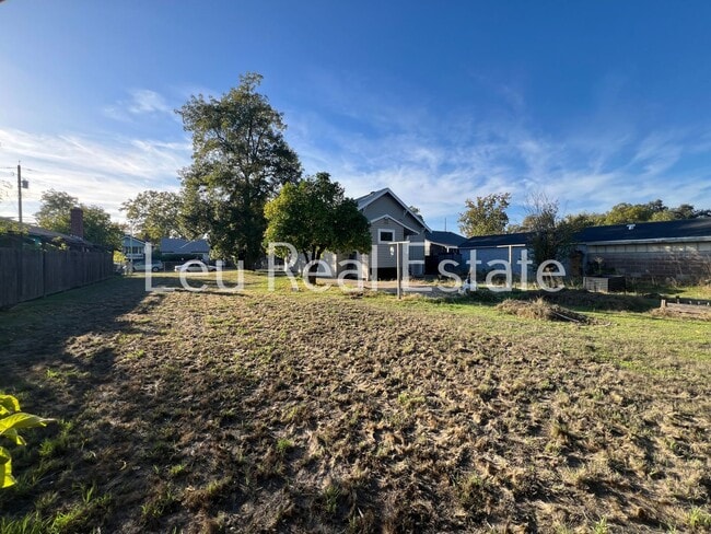 Building Photo - Charming 2-Bedroom Home with Classic Chara...