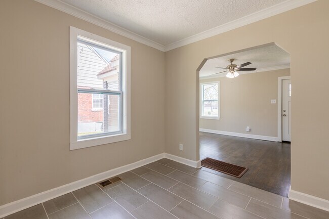 Building Photo - 1055 University St