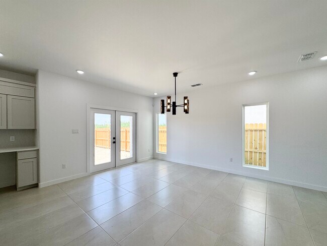 Building Photo - 530 Silvana Dr