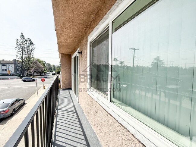Building Photo - 11839 Burbank Blvd
