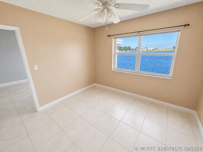 Building Photo - 1114 Lake Terrace